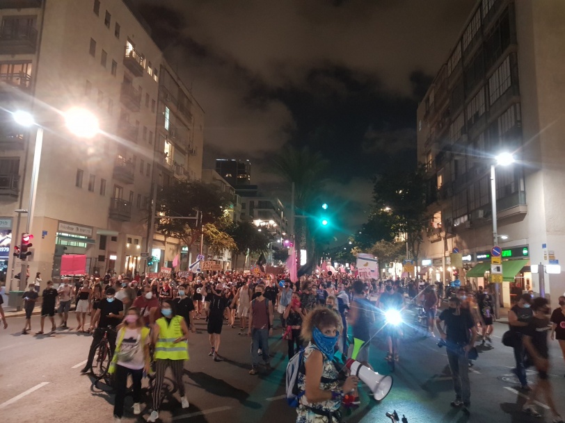 شاهد- عشرات الاف الاسرائيليين يتظاهرون في الشوارع لاسقاط نتانياهو
