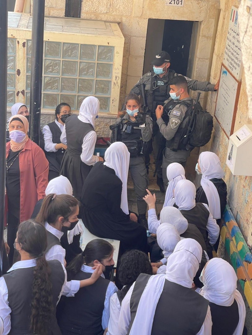 Video y fotos: Militares israelíes asaltan una escuela de niñas en Jerusalén  ocupada
