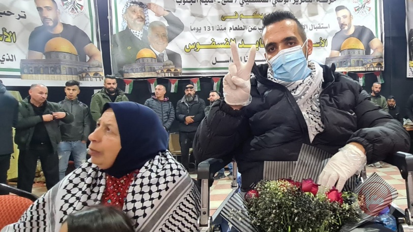 شاهد- كايد الفسفوس يعانق الحرية بعد إضراب استمرّ 131 يوما