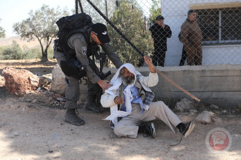 صور: مسن يحاول منع الاحتلال من هدم مسكن جنوب الخليل