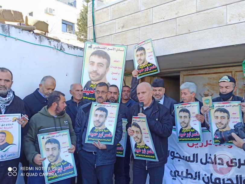 اعتصام تضامني مع الأسير المريض ناصر أبو حميد في الخليل (صور)