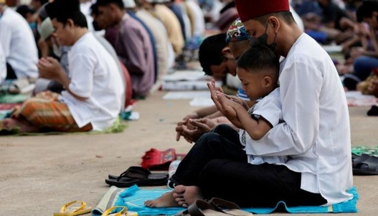 صور.. المسلمون يؤدون صلاة عيد الفطر في عدة دول