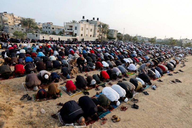 صور.. المسلمون يؤدون صلاة عيد الفطر في عدة دول