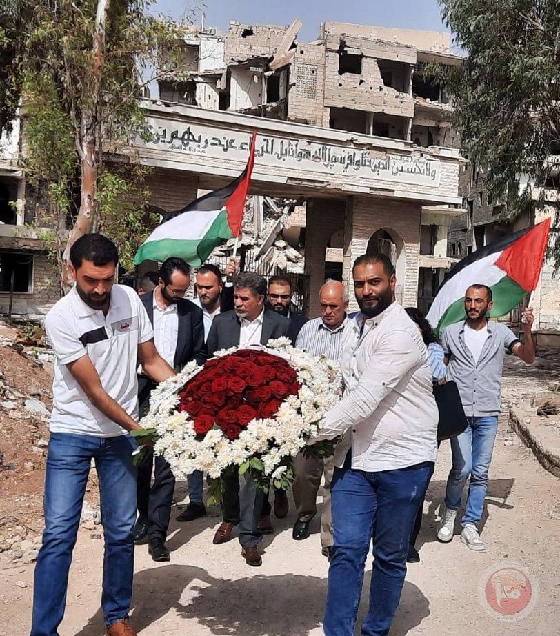 السفير عبد الهادي يضع أكليل من الزهور على أضرحة الشهداء في مخيم اليرموك