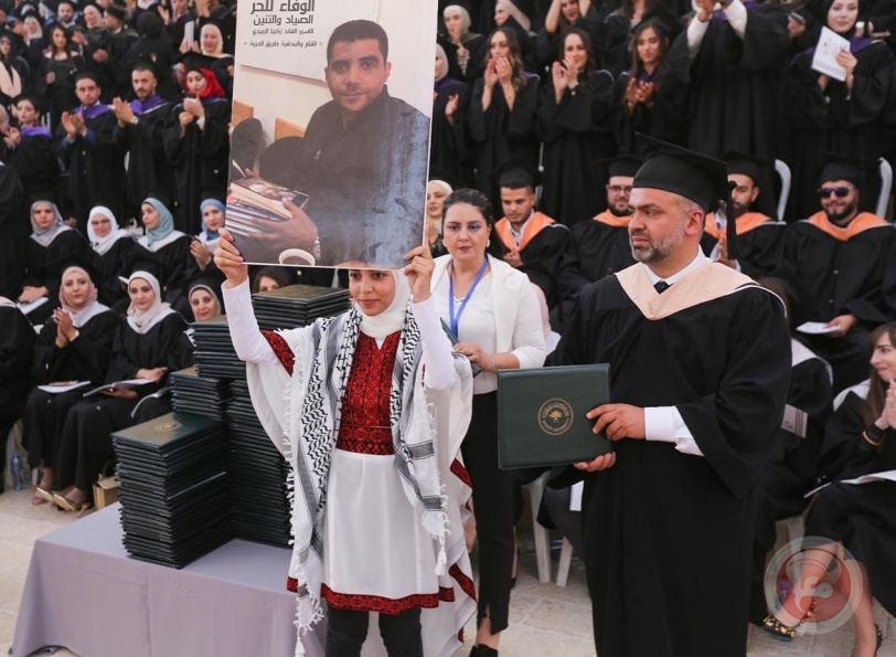 عائلة الأسير زكريا الزبيدي تتسلم شهادة الماجستير من جامعة بيرزيت نيابة عنه ( صور) 