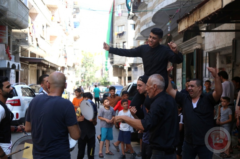 فرحة التوجيهي بغزة: غياب لاطلاق النار وحضور مكثف للحلويات والزغاريد والالعاب النارية