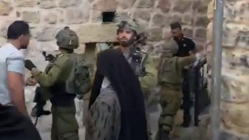 الخليل.. جنود الاحتلال يعتقلون شابين ويعتدون على آخرين