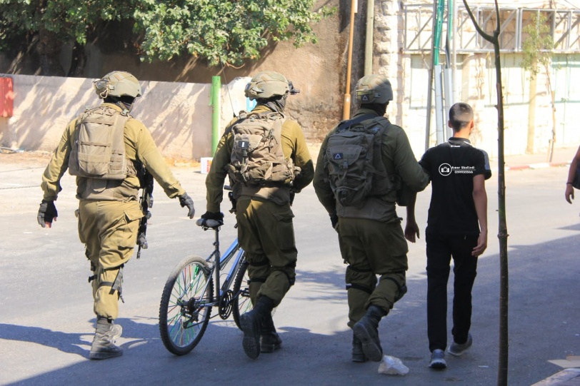 صور: قوات الاحتلال تعتقل طفلا وتصادر دراجته بالخليل