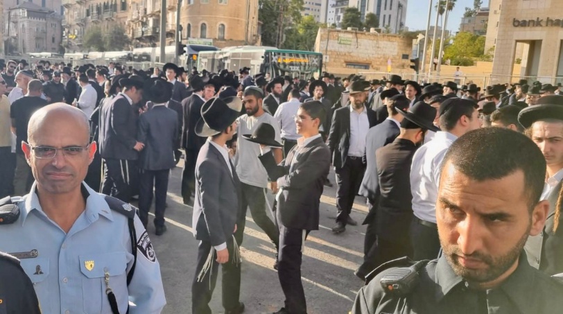 مئات المتدينين اليهود يتظاهرون ضد التجنيد الإجباري