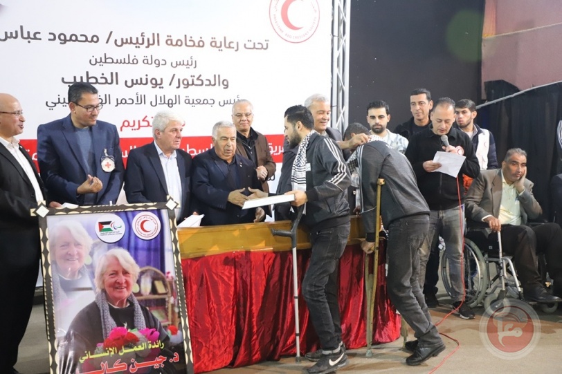 رئيس جمعية الهلال الأحمر يكرم منتخب فلسطين لكرة السلة على الكراسي المتحركة