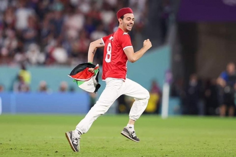 صور- دخول مشجع تونسي إلى الملعب حاملاً علم فلسطين خلال مباراة فرنسا