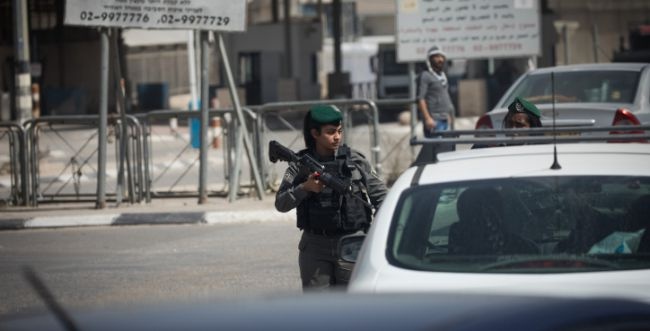 The occupation arrests a young woman at Qalandia checkpoint