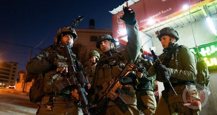 Occupation forces arrest 20 Palestinians from the West Bank
