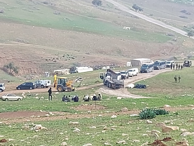 The occupation seizes an agricultural tractor and a cart in the Jordan Valley
