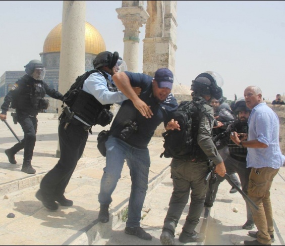 The occupation continues to detain (15) Palestinian journalists