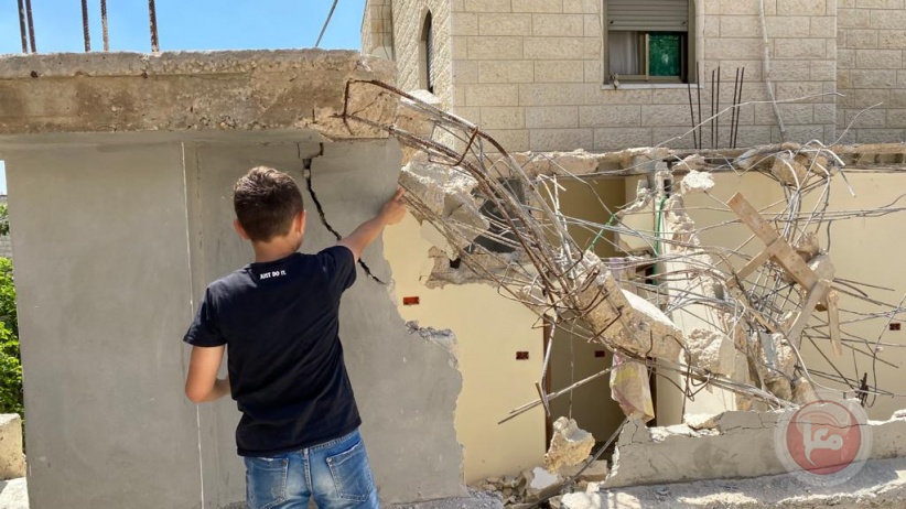The citizen Ibrahim Abu Tair continues to demolish his house with his own hands in Jerusalem