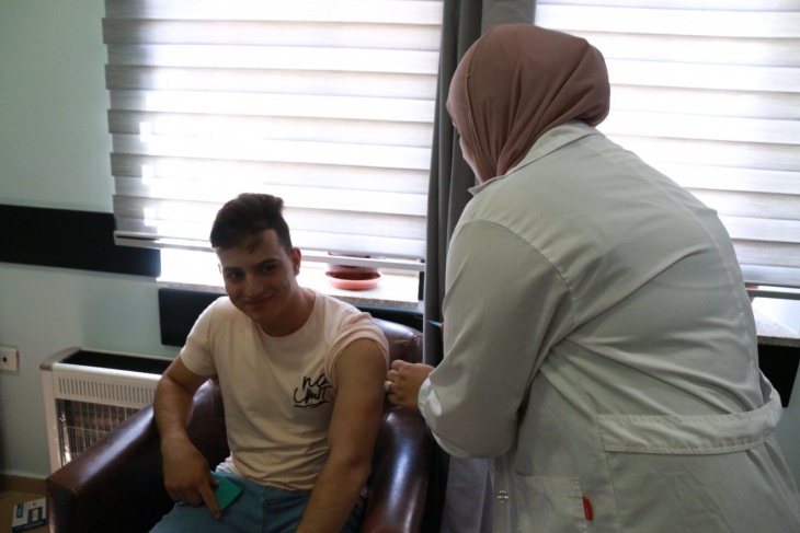 طلبة الكلية العصرية الجامعية يتلقون لقاح وزارة الصحة الوقائي لفيروس (كورونا)