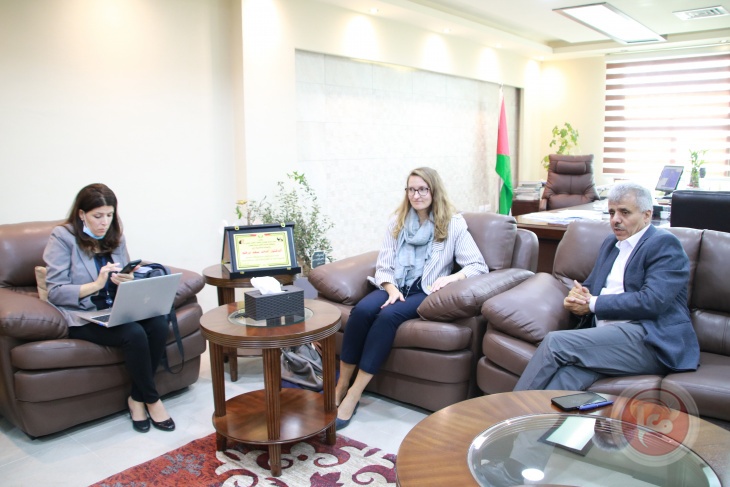 جامعة بوليتكنك فلسطين واليونسكو يبحثان آفاق التعاون المُشترك