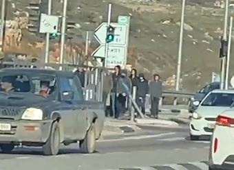 Settlers attack vehicles and block Jenin-Nablus road
