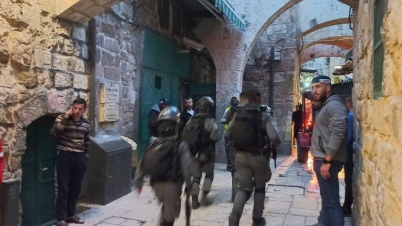 The occupation arrests two civilians and summons the brother of one of them in Jerusalem