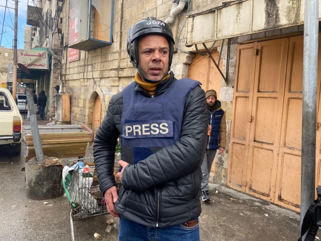 Occupation soldiers fire rubber bullets at journalist Mamoun and Zuz