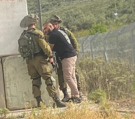 Israeli soldiers arrest a young man (archive)