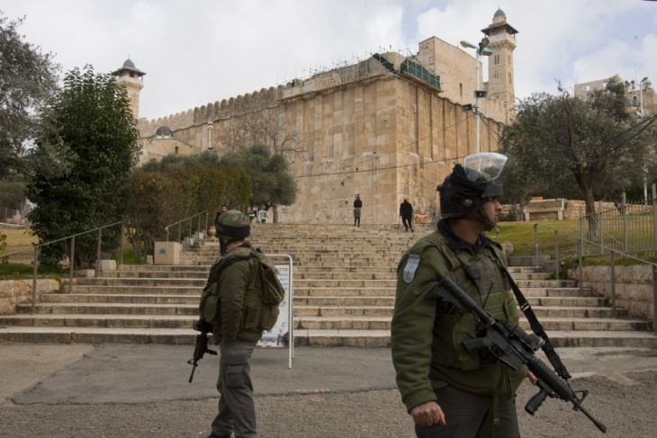 The occupation decides to close the Ibrahimi Mosque at noon and tomorrow