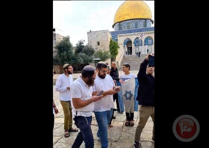 Settlers raise the Israeli flag in Al-Aqsa Square