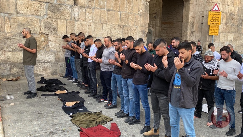 (Pictures) The occupation continues its violations at Al-Aqsa .. Dozens of arrests and the noon prayer at the doors