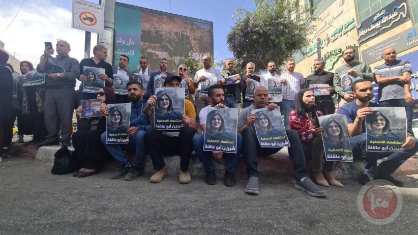 Denouncing the assassination of journalist Abu Aqila.. Journalists sit in a sit-in in the center of Hebron