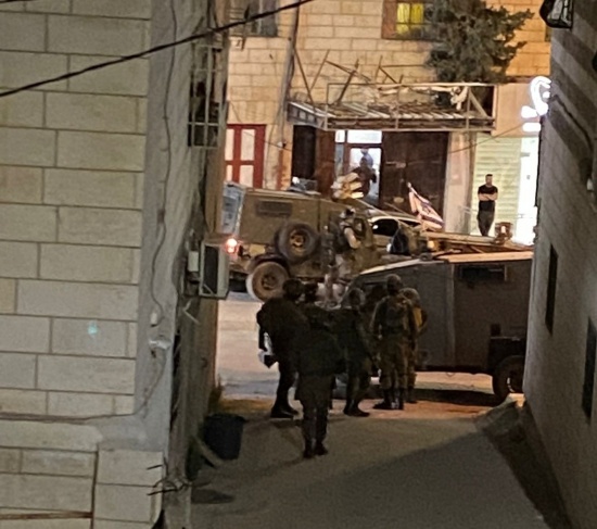 The occupation arrests two young men from Hebron and Al-Fawwar camp