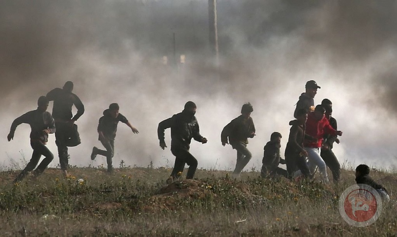 The occupation targets farmers with gas bombs, east of Khan Younis