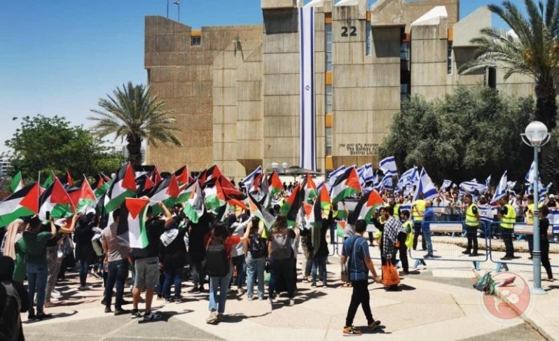 An Israeli bill bans the raising of Palestinian flags in universities
