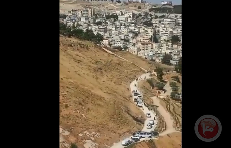 Settlers attack citizens' homes in Silwan