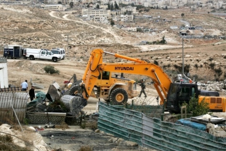 Jenin..The occupation notifies the demolition of a house and halting construction in 8 other houses
