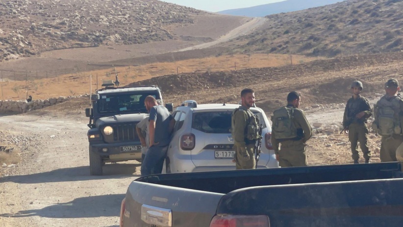 The occupation arrests an activist and confiscates two cars south of Hebron
