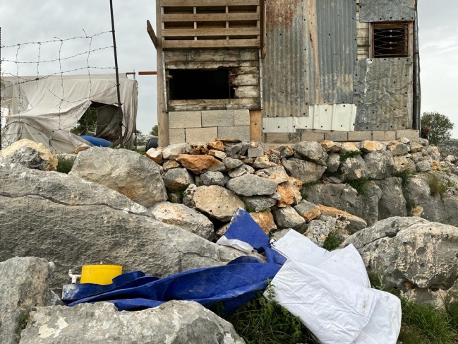 The occupation erects a tent and destroys an agricultural room in Kafr ad-Dik