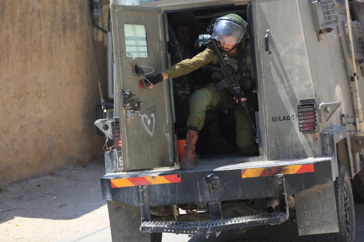 The occupation detains two children after clashes broke out in the village of Al-Mughayyir