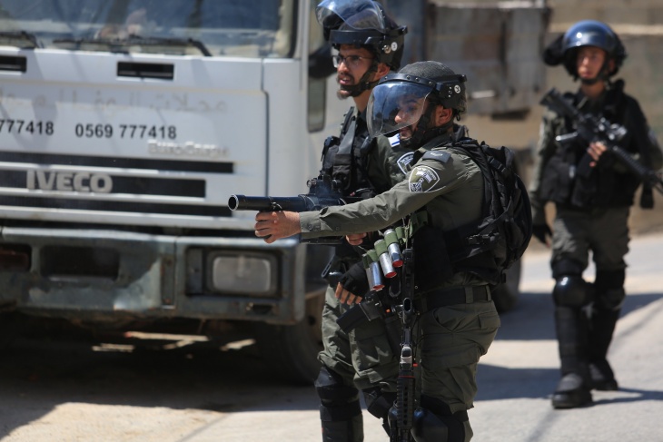 The occupation arrests two young men from the town of Al-Tur