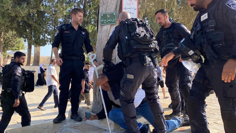 Update - Arrests and attacks during Ben Gvir and hundreds of settlers stormed Al-Aqsa