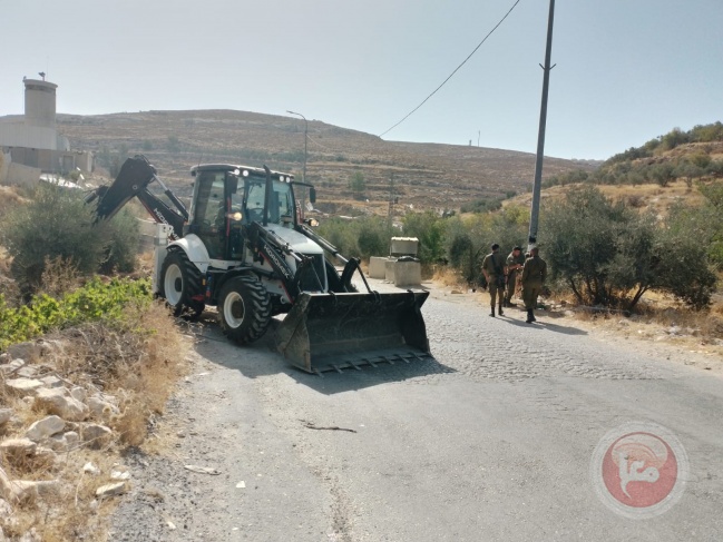 In preparation for the construction of a checkpoint, the occupation uproots 100 perennial olive trees east of Hebron