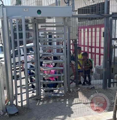 Occupation soldiers prevent children from reaching their homes in Hebron