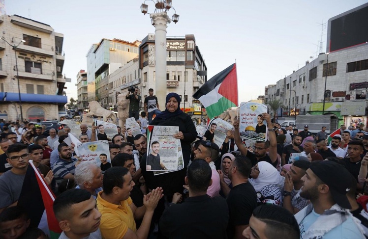 Demonstrators in Ramallah demand the release of the sick prisoner Abu Hamid