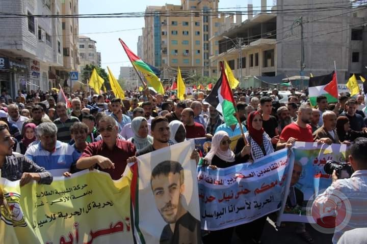 Fatah organizes a stand of support with the prisoner Nasser Abu Hamid in Gaza