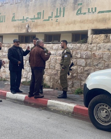 Occupation forces storm Ibrahimiya School in Hebron