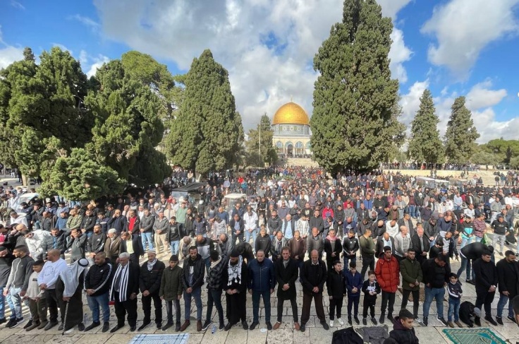 Fifty thousand perform Friday prayers at Al-Aqsa Mosque