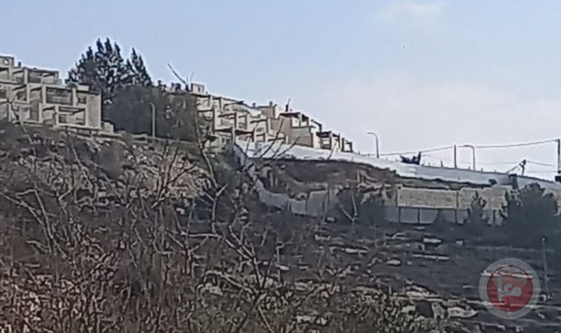 The occupation begins expanding the “Karmi Zur” settlement  north of Hebron