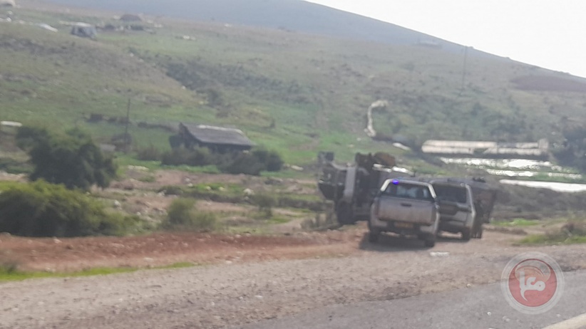 Demolition notices and confiscation of a truck and building materials in the Jordan Valley
