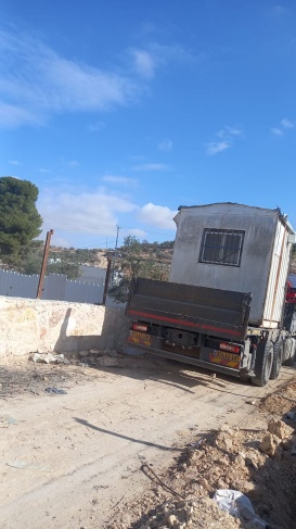 The occupation confiscates two tents and an agricultural caravan, west and south of Hebron