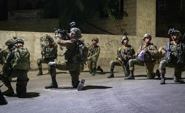 The occupation injures a citizen and arrests 8 citizens from the West Bank